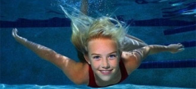 Аквааэробика: группировка у бортика бассейна