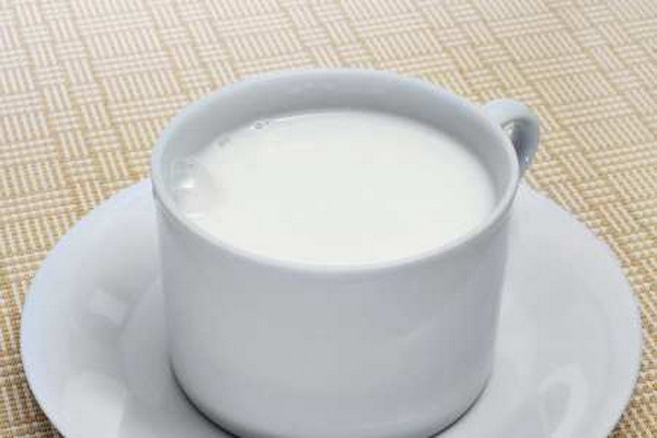 Молоко с содой: чем полезно и чем вредно