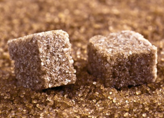 Какой сахар более полезный тростниковый или обычный?