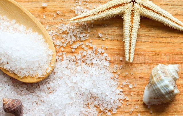 Морская соль для ног: польза и возможный вред