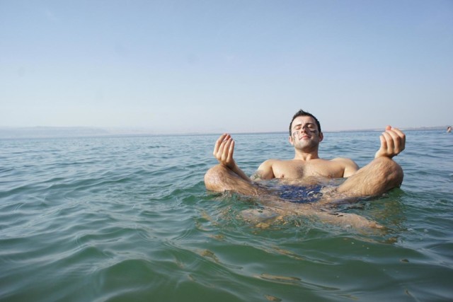 Купание в мертвом море: чем полезно и чем вредно