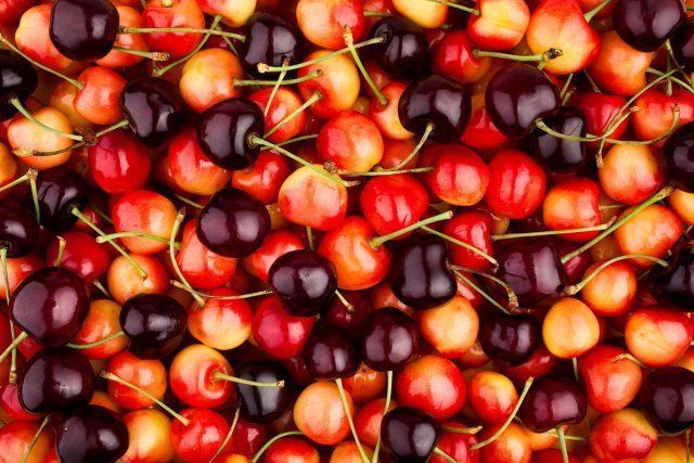 Какая ягода полезнее вишня или черешня?