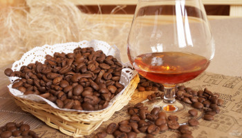 Кофе с коньяком: полезные свойства и возможный вред