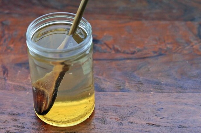 Вода с медом натощак: полезные свойства и вред