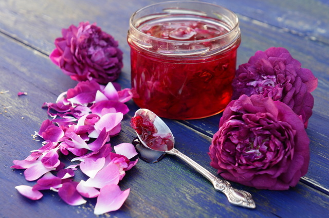 Варенье из лепестков роз: полезные свойства и вред