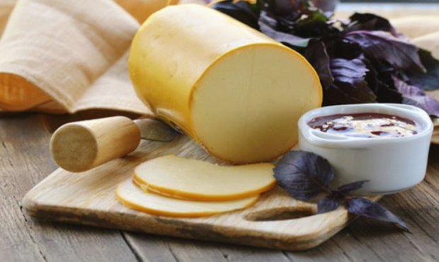 Колбасный сыр — полезные свойства и вред