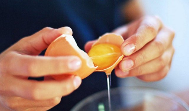 Яичный желток — полезные свойства и вред