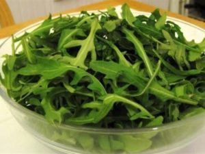 Салат с рукколой: полезные свойства и вред
