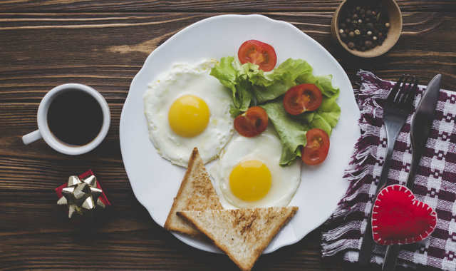 Яичница на завтрак: чем полезна и чем вредна