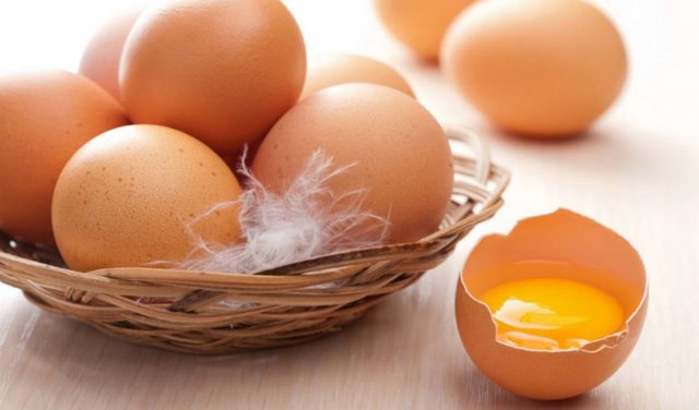 Яичный желток — полезные свойства и вред