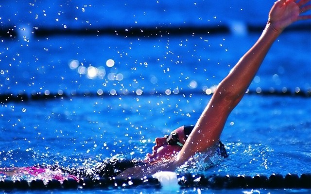 Что полезнее бегать или плавать?