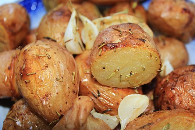 Чем полезна и вредна картофельная кожура