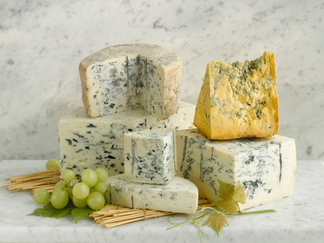 Сыр с плесенью — польза и вред для организма