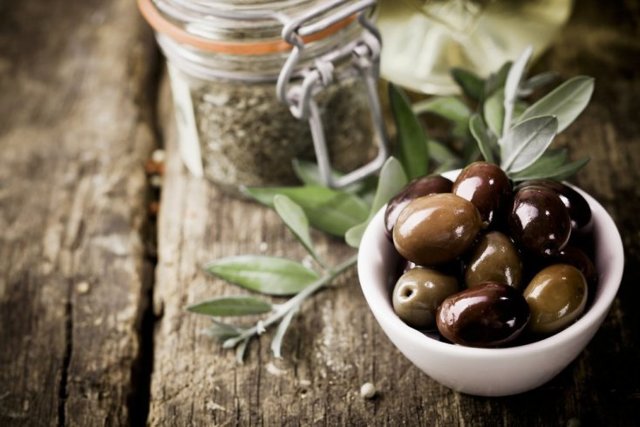 Что более полезно оливки или маслины?