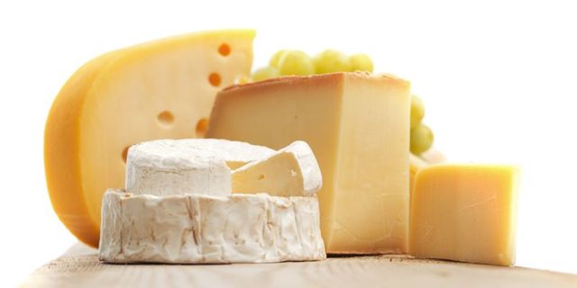Что полезнее употреблять сыр или творог
