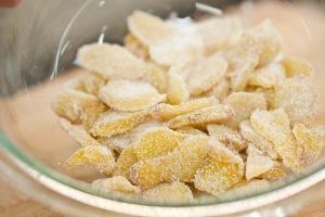 Сушеный имбирь в сахаре: польза и возможный вред
