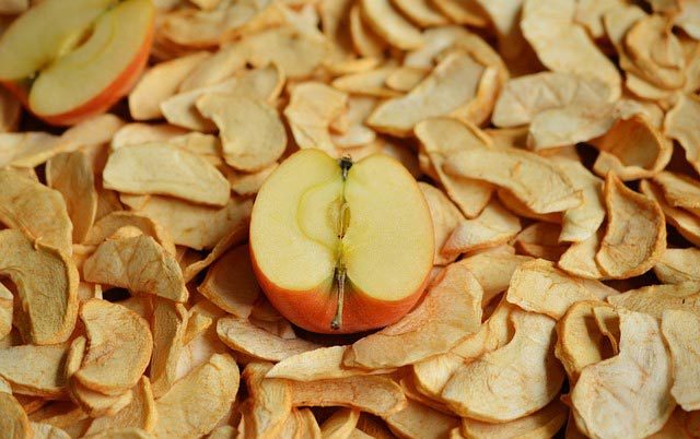 Сушеные яблоки: польза и вред для здоровья