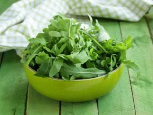 Салат с рукколой: полезные свойства и вред