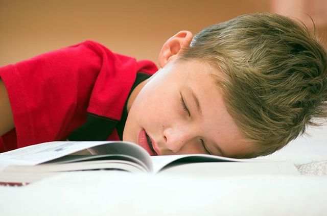 Недостаток сна у детей приводит к избыточному весу.