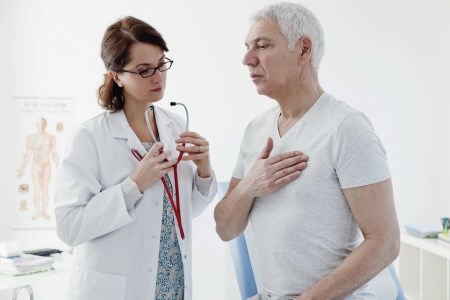Эксперт ВОЗ при одышке и боли груди рекомендует обратиться к врачу