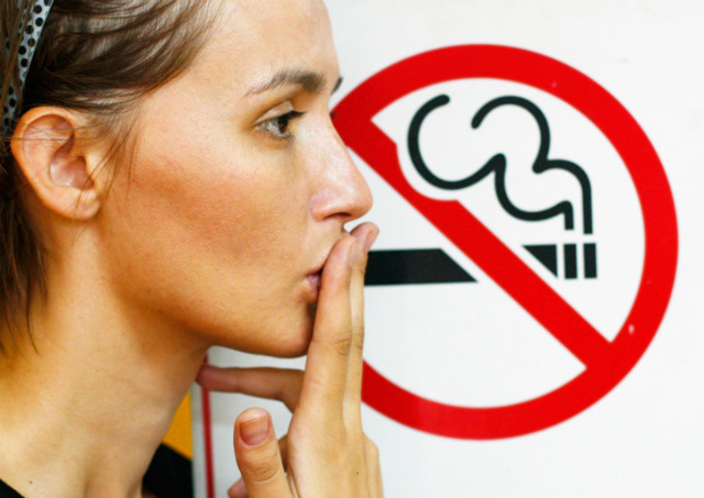 Табачный дым губит женщин быстрее