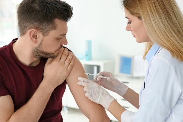 Прививка от гриппа может снизить риск заражения коронавирусом