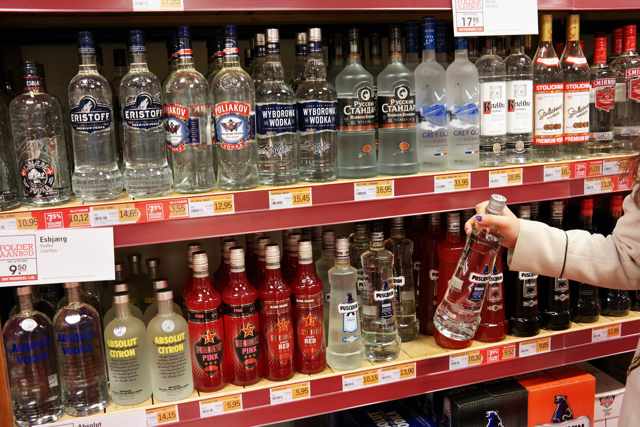 Употреблять алкоголь в России стали в два раза меньше