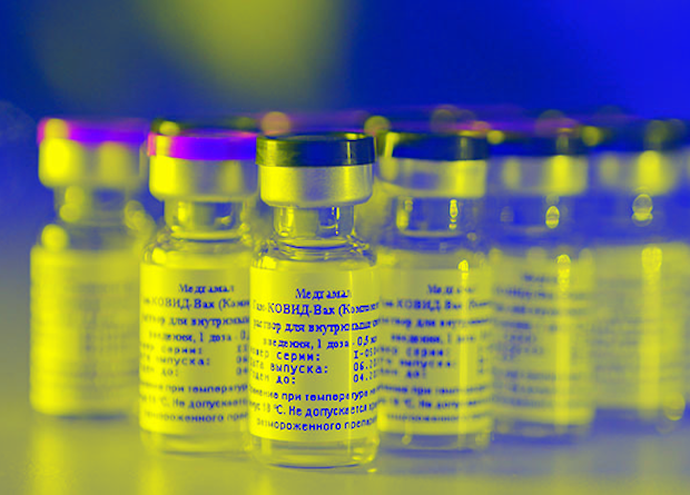 Начинаются испытания российской вакцины от COVID-19.