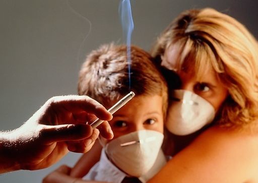 Дети дышат соседским табаком