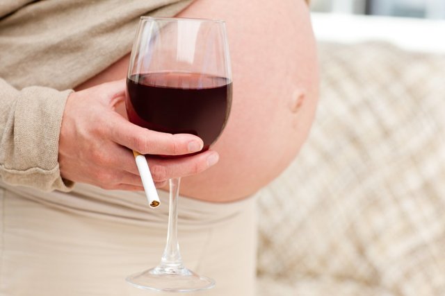 Алкоголь в утробе матери разрушает мозг малыша