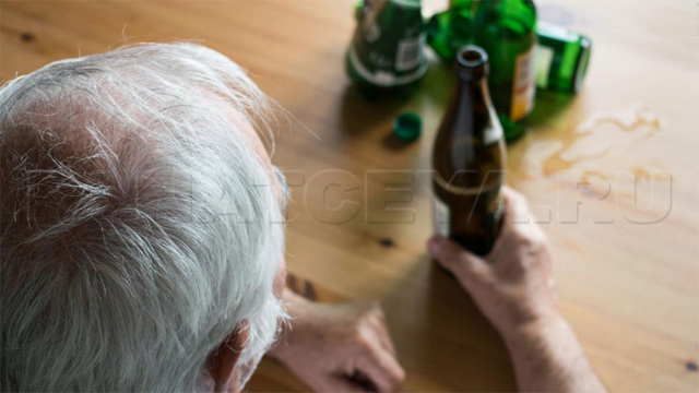 Алкоголизм - распространенная проблема среди пожилых людей