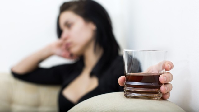 Алкоголь разрушает женский мозг быстрее
