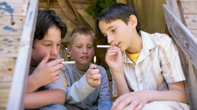 Курят и толстеют несчастные подростки