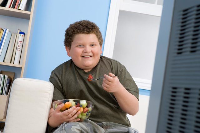 Дети толстеют из-за разных экранов
