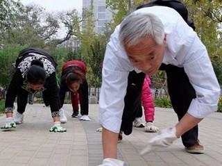 В Китае предложили заменить утреннюю пробежку ходьбой на четвереньках