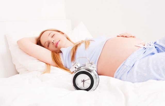 Беременная женщина может спать как угодно — вреда ребенку не будет