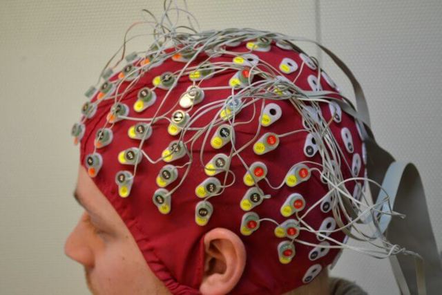 Российские ученые разработали прибор, читающий мысли парализованных людей