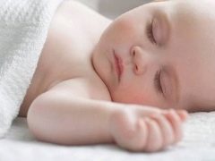 Младенцам лучше спать на спине
