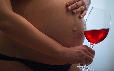 Алкоголь в утробе матери разрушает мозг малыша
