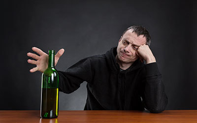 Нездоровая энергия: чем опасны алкогольные энергетики