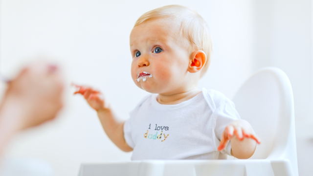 Кормление младенцев: и еда, и общение