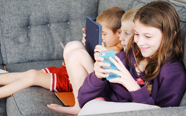 87 % детей проводят перед экраном больше времени, чем положено