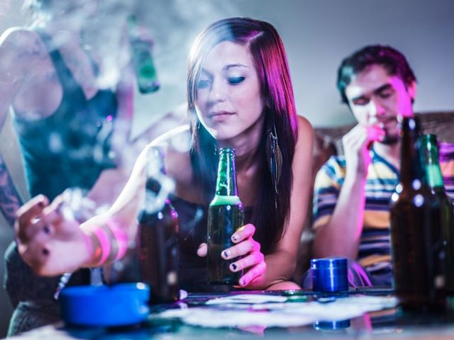 Зависимость от алкоголя и наркотиков: факторы риска развития у подростков