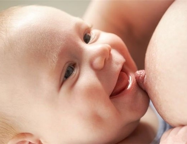 Дети «впитывают» стресс с молоком матери