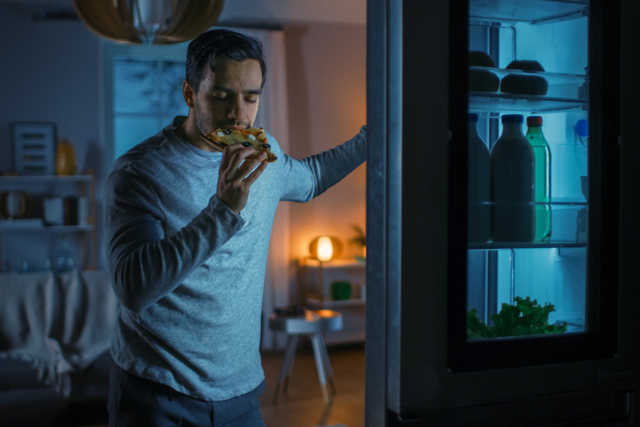 Ночные подходы к холодильнику заставляют толстеть