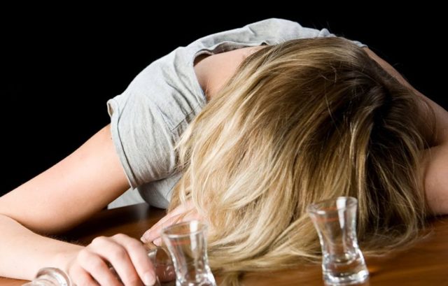 Женщины пьют от скуки и недовольства жизнью