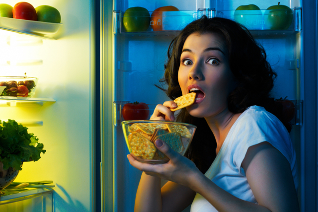 Ночные подходы к холодильнику заставляют толстеть